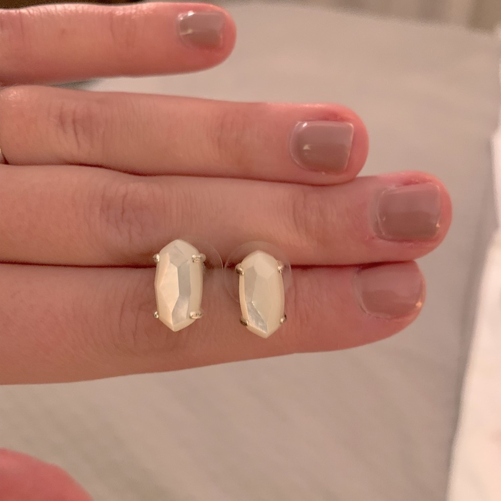 **KENDRA SCOTT** pearl colored stud earring set